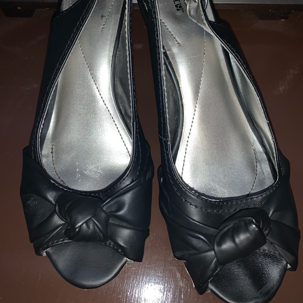 Black wedges